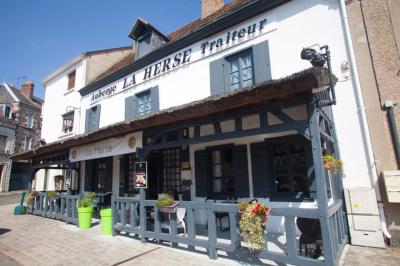 Miniature Location salle Bonneval (Eure-et-Loir) - Auberge de La Herse #1 Table décorée pour un mariage avec livre d'or, lettres dorées, lampion rose et panneau en carton dans un cadre verdoyant.