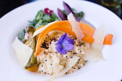 Miniature Location salle Bonneval (Eure-et-Loir) - Auberge de La Herse #13 Table décorée pour un mariage avec livre d'or, lettres dorées, lampion rose et panneau en carton dans un cadre verdoyant.