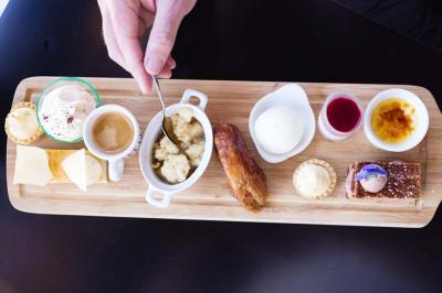 Miniature Location salle Bonneval (Eure-et-Loir) - Auberge de La Herse #14 Table décorée pour un mariage avec livre d'or, lettres dorées, lampion rose et panneau en carton dans un cadre verdoyant.