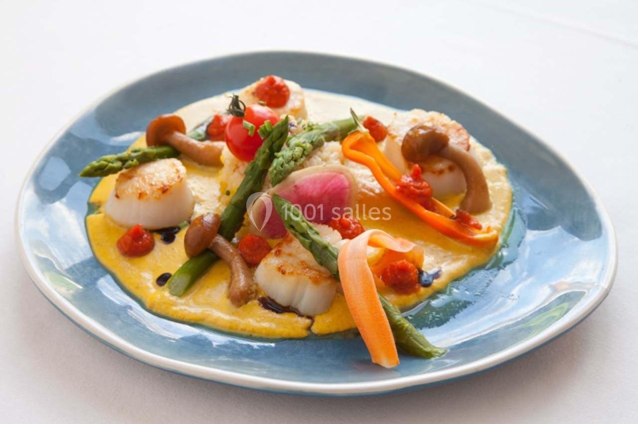 Location salle Bonneval (Eure-et-Loir) - Auberge de La Herse #9 Assiette de noix de Saint-Jacques poêlées avec purée, asperges, champignons et garniture de légumes colorés.