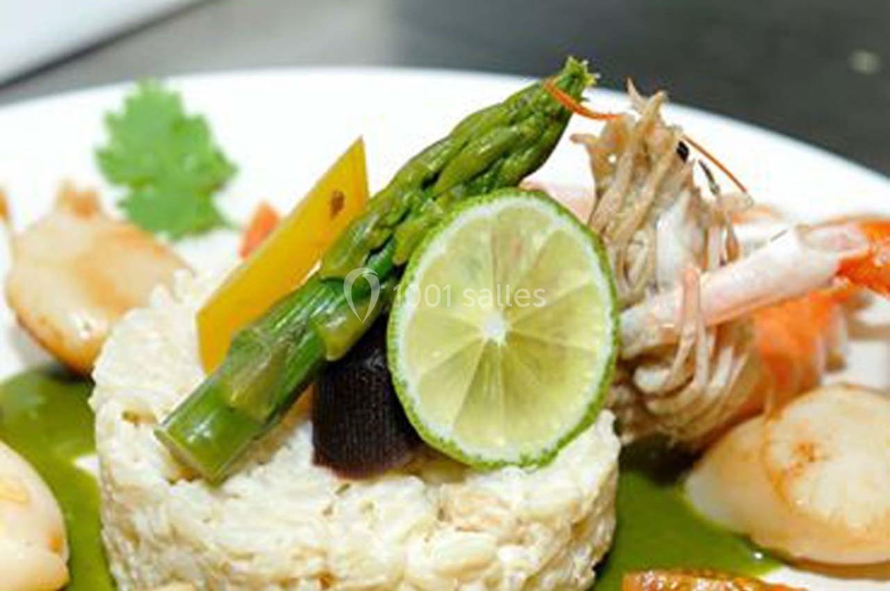 Location salle Bonneval (Eure-et-Loir) - Auberge de La Herse #10 Assiette de risotto garni d'asperges, rondelle de citron vert, crevettes et noix de Saint-Jacques, avec sauce verte.