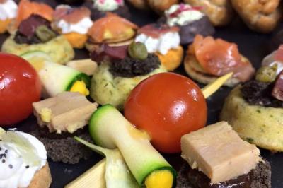 Miniature Location salle Bonneval (Eure-et-Loir) - Auberge de La Herse #16 Table décorée pour un mariage avec livre d'or, lettres dorées, lampion rose et panneau en carton dans un cadre verdoyant.