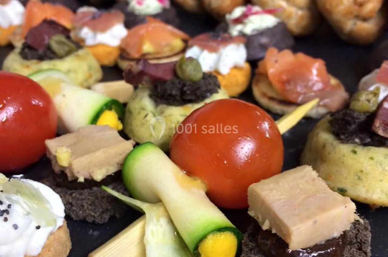Location salle Bonneval (Eure-et-Loir) - Auberge de La Herse #16 Assortiment de canapés variés avec légumes, foie gras, saumon fumé et garnitures colorées disposés sur un plateau.