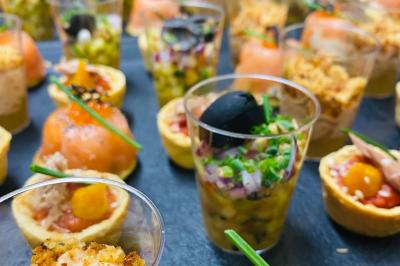 Miniature Location salle Bonneval (Eure-et-Loir) - Auberge de La Herse #17 Table décorée pour un mariage avec livre d'or, lettres dorées, lampion rose et panneau en carton dans un cadre verdoyant.