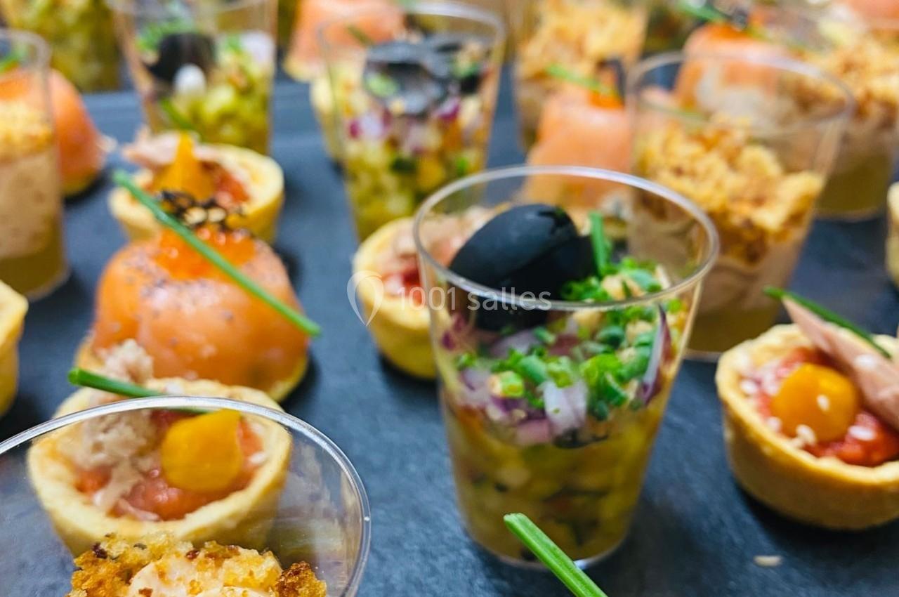 Location salle Bonneval (Eure-et-Loir) - Auberge de La Herse #17 Assortiment de bouchées apéritives variées, comprenant verrines, tartelettes et préparations au saumon.