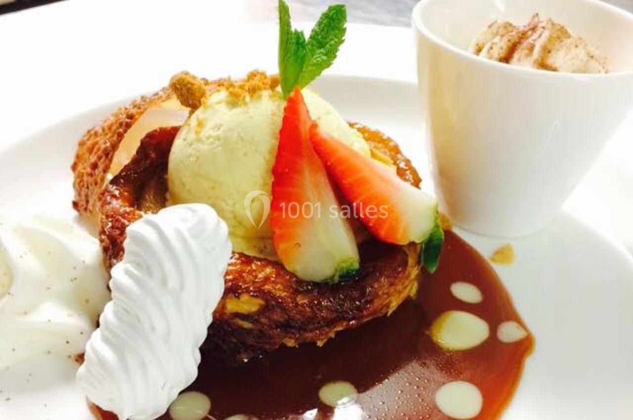 Location salle Bonneval (Eure-et-Loir) - Auberge de La Herse #15 Dessert composé de brioche caramélisée, glace vanille, fraises, chantilly et sauce caramel, accompagné d'une mousse en…