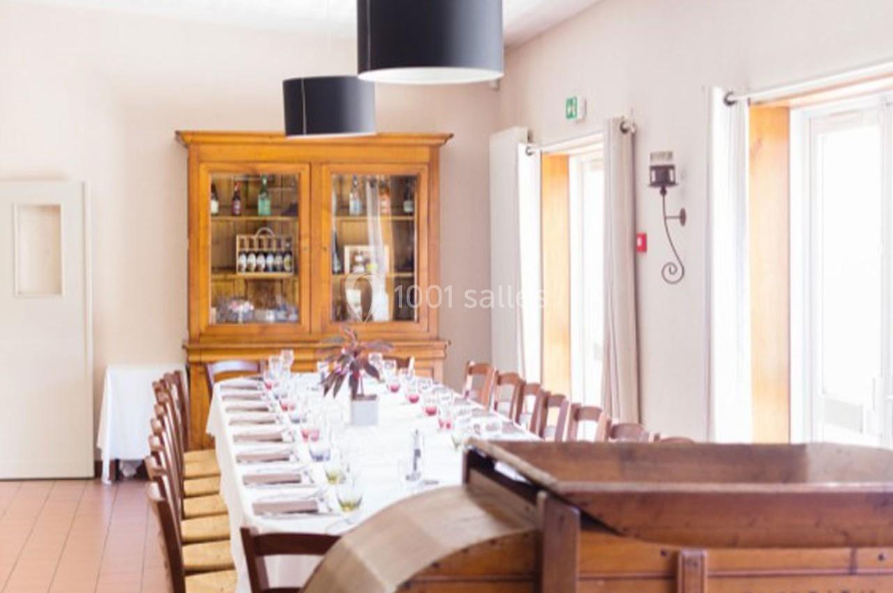 Location salle Bonneval (Eure-et-Loir) - Auberge de La Herse #3 Salle à manger lumineuse avec une grande table dressée, entourée de chaises, et un buffet en bois en arrière-plan.