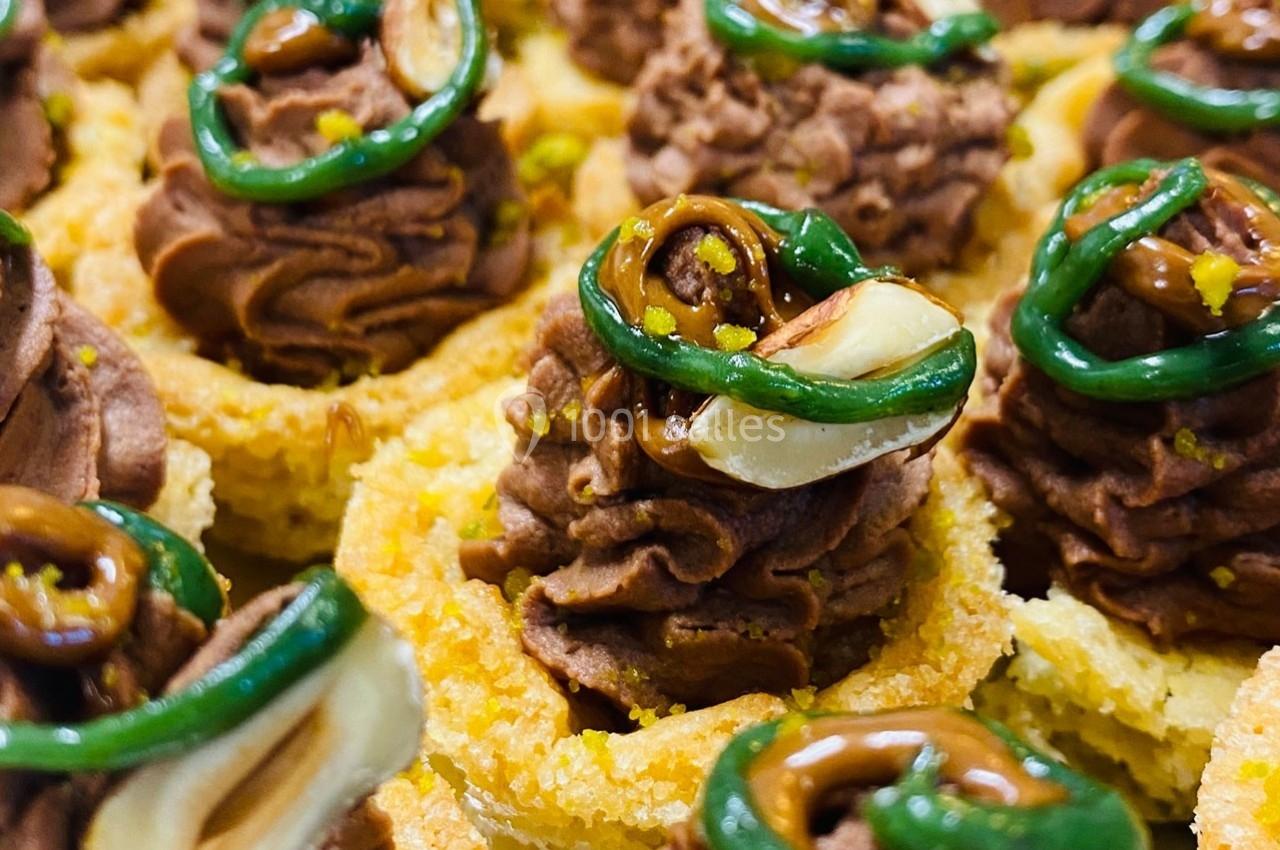 Location salle Bonneval (Eure-et-Loir) - Auberge de La Herse #18 Tartelettes garnies de mousse au chocolat, décorées de noisettes, caramel et spirales de glaçage vert.