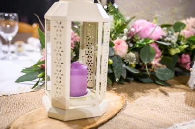 Miniature Location salle Bonneval (Eure-et-Loir) - Auberge de La Herse #2 Table décorée pour un mariage avec livre d'or, lettres dorées, lampion rose et panneau en carton dans un cadre verdoyant.