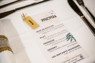 Miniature Location salle Bonneval (Eure-et-Loir) - Auberge de La Herse #20 Table décorée pour un mariage avec livre d'or, lettres dorées, lampion rose et panneau en carton dans un cadre verdoyant.