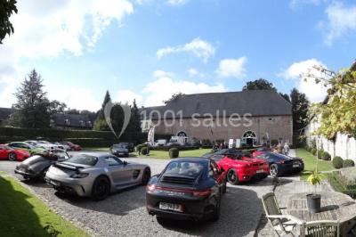 Miniature Location salle Anhée (Namur) - Ferme de l'Abbaye de Moulins #29 Vue d'un marché couvert avec des stands de produits locaux, des visiteurs et une architecture en pierre et bois.