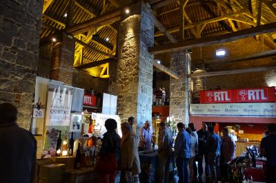Miniature Location salle Anhée (Namur) - Ferme de l'Abbaye de Moulins #38 Vue d'un marché couvert avec des stands de produits locaux, des visiteurs et une architecture en pierre et bois.