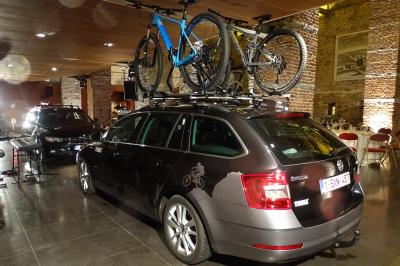 Miniature Location salle Anhée (Namur) - Ferme de l'Abbaye de Moulins #35 Vue d'un marché couvert avec des stands de produits locaux, des visiteurs et une architecture en pierre et bois.