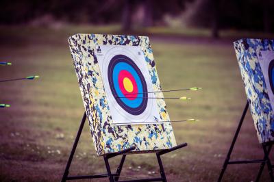 Miniature Location salle Anhée (Namur) - Ferme de l'Abbaye de Moulins #15 Vue d'un marché couvert avec des stands de produits locaux, des visiteurs et une architecture en pierre et bois.