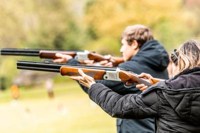 Miniature Location salle Anhée (Namur) - Ferme de l'Abbaye de Moulins #12 Vue d'un marché couvert avec des stands de produits locaux, des visiteurs et une architecture en pierre et bois.