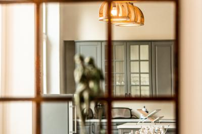 Miniature Location salle Anhée (Namur) - Ferme de l'Abbaye de Moulins #21 Vue d'un marché couvert avec des stands de produits locaux, des visiteurs et une architecture en pierre et bois.