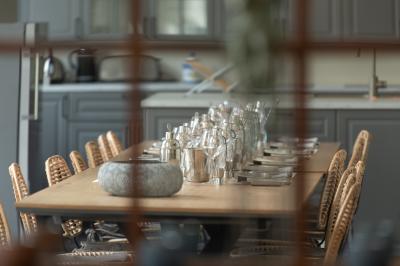 Miniature Location salle Anhée (Namur) - Ferme de l'Abbaye de Moulins #22 Vue d'un marché couvert avec des stands de produits locaux, des visiteurs et une architecture en pierre et bois.