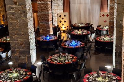 Miniature Location salle Anhée (Namur) - Ferme de l'Abbaye de Moulins #8 Vue d'un marché couvert avec des stands de produits locaux, des visiteurs et une architecture en pierre et bois.