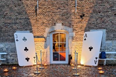 Miniature Location salle Anhée (Namur) - Ferme de l'Abbaye de Moulins #11 Vue d'un marché couvert avec des stands de produits locaux, des visiteurs et une architecture en pierre et bois.