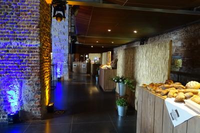 Miniature Location salle Anhée (Namur) - Ferme de l'Abbaye de Moulins #39 Vue d'un marché couvert avec des stands de produits locaux, des visiteurs et une architecture en pierre et bois.