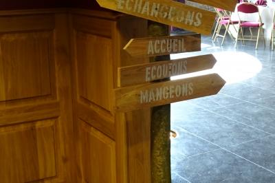 Miniature Location salle Anhée (Namur) - Ferme de l'Abbaye de Moulins #24 Vue d'un marché couvert avec des stands de produits locaux, des visiteurs et une architecture en pierre et bois.