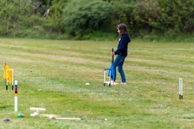 Miniature Location salle Anhée (Namur) - Ferme de l'Abbaye de Moulins #16 Vue d'un marché couvert avec des stands de produits locaux, des visiteurs et une architecture en pierre et bois.