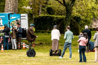 Miniature Location salle Anhée (Namur) - Ferme de l'Abbaye de Moulins #17 Vue d'un marché couvert avec des stands de produits locaux, des visiteurs et une architecture en pierre et bois.