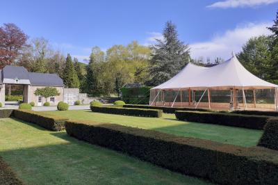 Miniature Location salle Anhée (Namur) - Ferme de l'Abbaye de Moulins #4 Vue d'un marché couvert avec des stands de produits locaux, des visiteurs et une architecture en pierre et bois.