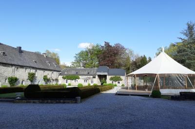 Miniature Location salle Anhée (Namur) - Ferme de l'Abbaye de Moulins #13 Vue d'un marché couvert avec des stands de produits locaux, des visiteurs et une architecture en pierre et bois.