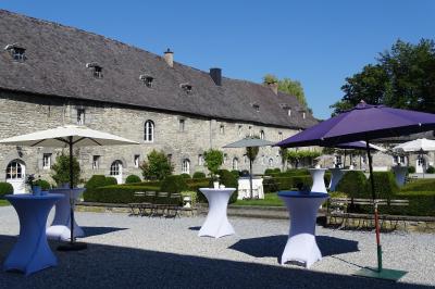 Miniature Location salle Anhée (Namur) - Ferme de l'Abbaye de Moulins #7 Vue d'un marché couvert avec des stands de produits locaux, des visiteurs et une architecture en pierre et bois.