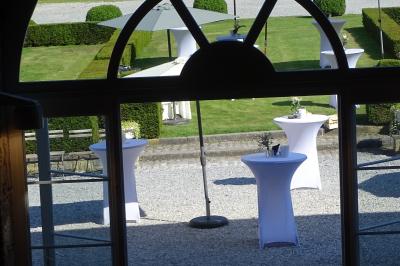 Miniature Location salle Anhée (Namur) - Ferme de l'Abbaye de Moulins #26 Vue d'un marché couvert avec des stands de produits locaux, des visiteurs et une architecture en pierre et bois.