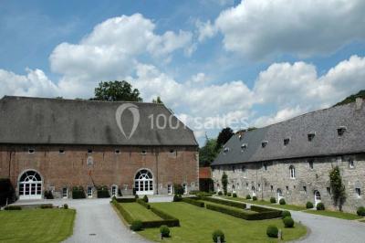 Miniature Location salle Anhée (Namur) - Ferme de l'Abbaye de Moulins #2 Vue d'un marché couvert avec des stands de produits locaux, des visiteurs et une architecture en pierre et bois.