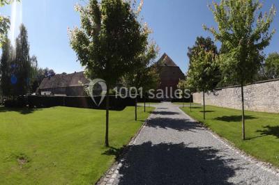 Miniature Location salle Anhée (Namur) - Ferme de l'Abbaye de Moulins #5 Vue d'un marché couvert avec des stands de produits locaux, des visiteurs et une architecture en pierre et bois.