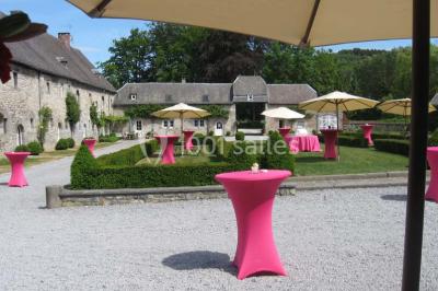 Miniature Location salle Anhée (Namur) - Ferme de l'Abbaye de Moulins #30 Vue d'un marché couvert avec des stands de produits locaux, des visiteurs et une architecture en pierre et bois.