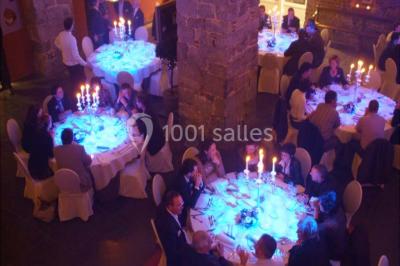 Miniature Location salle Anhée (Namur) - Ferme de l'Abbaye de Moulins #27 Vue d'un marché couvert avec des stands de produits locaux, des visiteurs et une architecture en pierre et bois.