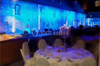 Miniature Location salle Anhée (Namur) - Ferme de l'Abbaye de Moulins #28 Vue d'un marché couvert avec des stands de produits locaux, des visiteurs et une architecture en pierre et bois.