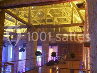 Miniature Location salle Anhée (Namur) - Ferme de l'Abbaye de Moulins #31 Vue d'un marché couvert avec des stands de produits locaux, des visiteurs et une architecture en pierre et bois.