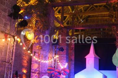 Miniature Location salle Anhée (Namur) - Ferme de l'Abbaye de Moulins #33 Vue d'un marché couvert avec des stands de produits locaux, des visiteurs et une architecture en pierre et bois.