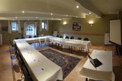 Miniature Location salle Anhée (Namur) - Ferme de l'Abbaye de Moulins #25 Vue d'un marché couvert avec des stands de produits locaux, des visiteurs et une architecture en pierre et bois.