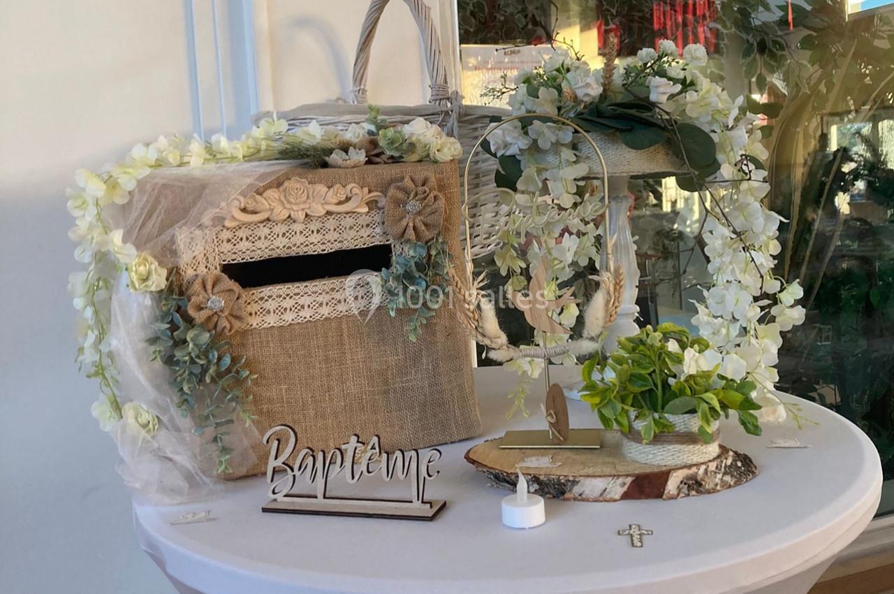 Location salle Nanteuil-lès-Meaux (Seine-et-Marne) - Centre D #15 Décoration de table pour un baptême avec urne en toile de jute, fleurs blanches et accessoires religieux.