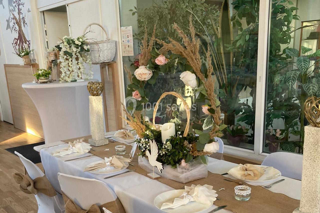 Location salle Nanteuil-lès-Meaux (Seine-et-Marne) - Centre D #13 Table décorée pour un événement avec des fleurs, des bougies et des éléments naturels dans une salle lumineuse.