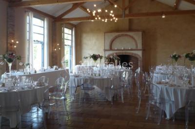 Jardin avec pelouse, arbres et pot en terre cuite au premier plan, éclairé par une lumière douce en fin de journée.