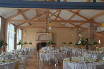 Jardin avec pelouse, arbres et pot en terre cuite au premier plan, éclairé par une lumière douce en fin de journée.