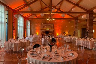 Jardin avec pelouse, arbres et pot en terre cuite au premier plan, éclairé par une lumière douce en fin de journée.