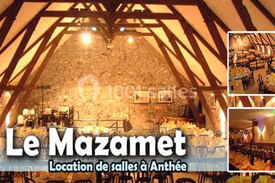 Table dressée avec nappes jaunes, seaux à champagne et verres, sous un grand parasol rouge devant un bâtiment en pierre.