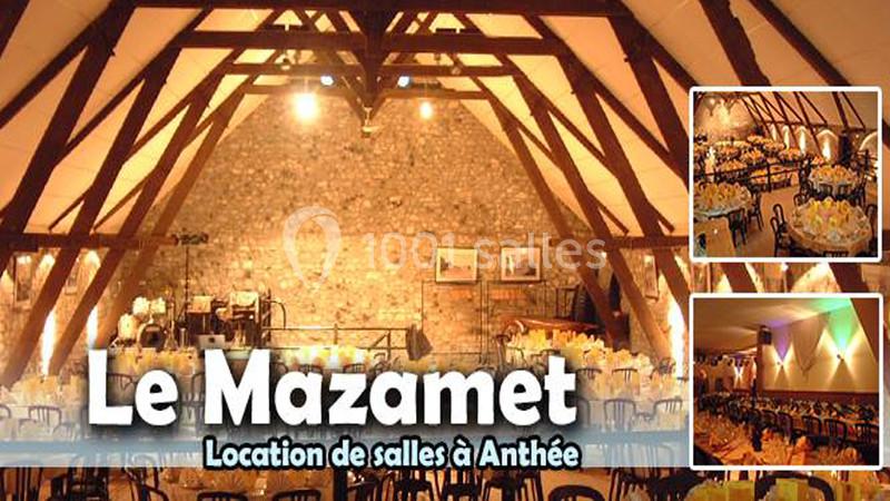 Salle de réception avec poutres apparentes, tables décorées pour un événement, éclairage chaleureux.