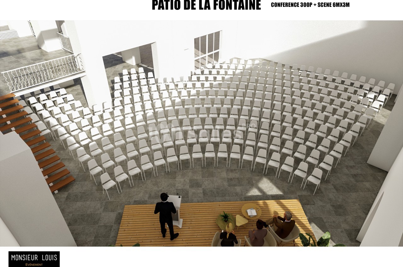 Disposition de chaises blanches en gradins dans un espace lumineux avec une estrade et un pupitre au premier plan.