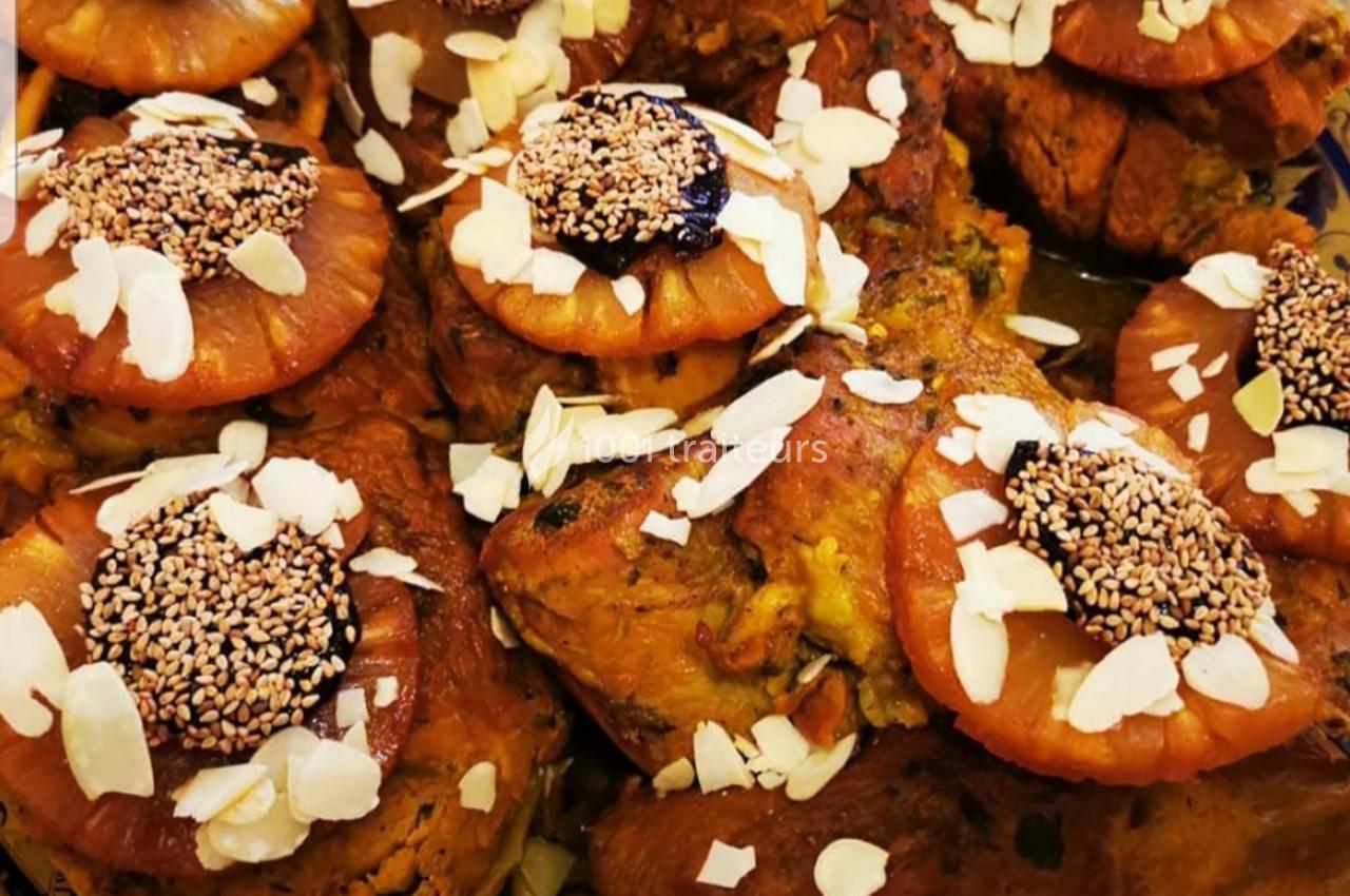 Plat de viande garnie de tranches d'ananas caramélisées, amandes effilées et graines de sésame.