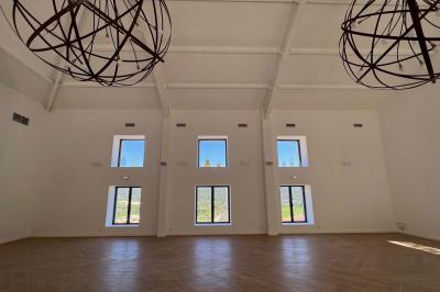 Miniature Location salle Artigues (Var) - Domaine de la Mongestine #24 Bouteille de vin rosé entourée de verres vides sur une table en bois, avec une plante en arrière-plan.