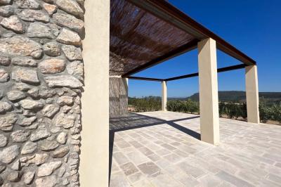 Miniature Location salle Artigues (Var) - Domaine de la Mongestine #11 Bouteille de vin rosé entourée de verres vides sur une table en bois, avec une plante en arrière-plan.